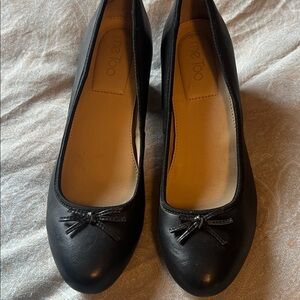 Me Too Women's Black Leather Flats with Bow